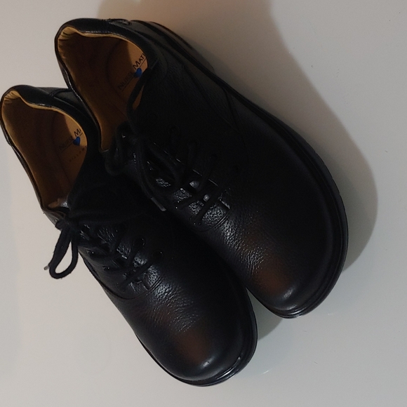 Nursemates black leather slip resistant shoe 8.5 - Picture 2 of 3